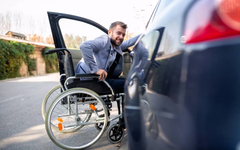 Hombre disfrutando de sus beneficios de haber solicitado certificado de discapacidad