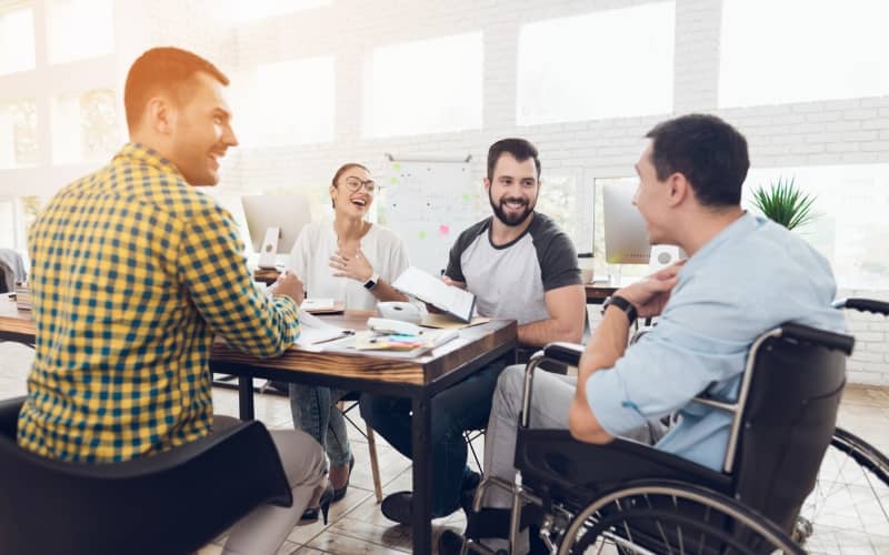 Buen ambiente laboral dentro de una empresa que contrata gente discapacitada