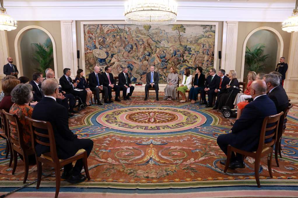 El Rey Felipe VI hablando con una representación del patronato de la Fundación Integralia DKV, el consejo asesor y empleados de la Fundación Integralia DKV, y de DKV, y Theo Kokkalas, presidente del consejo de administración de Ergo Internacional.