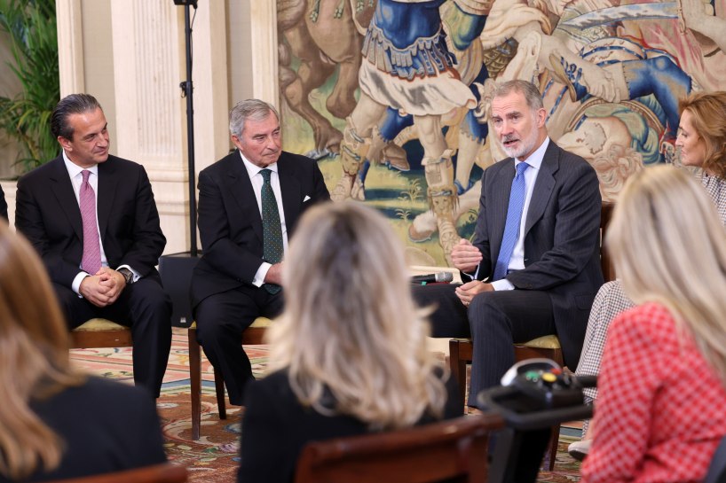 El Rey Felipe VI hablando con una representación del patronato de la Fundación Integralia DKV, el consejo asesor y empleados de la Fundación Integralia DKV, y de DKV, y Theo Kokkalas, presidente del consejo de administración de Ergo Internacional.