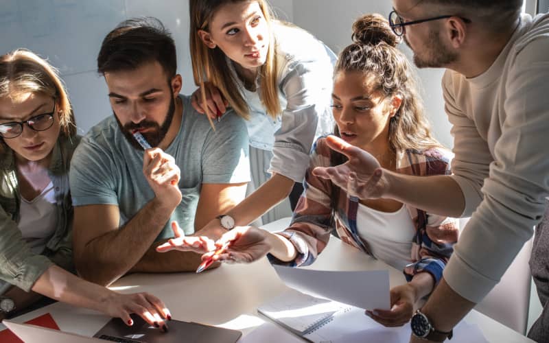 Grupo de profesionales autónomos de diferentes perfiles comparando seguros de salud