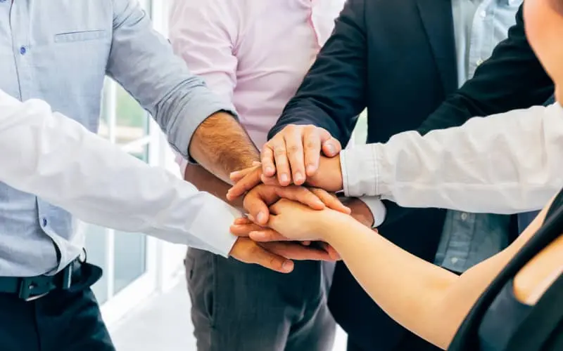 Seguir las prácticas comerciales éticas encamina al negocio hacia el éxito, siendo más probable que inversores y accionistas inviertan dinero en su actividad.
