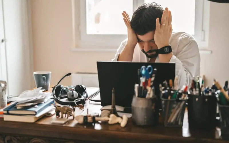 Empleado con el síndrome del burnout