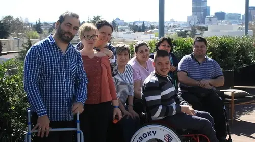 Ocho personas de la Fundación Integralia DKV posan para una foto en lo que parece una terraza de un edificio.