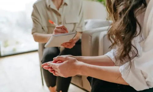 Mujer en una sesión de psicoterapia