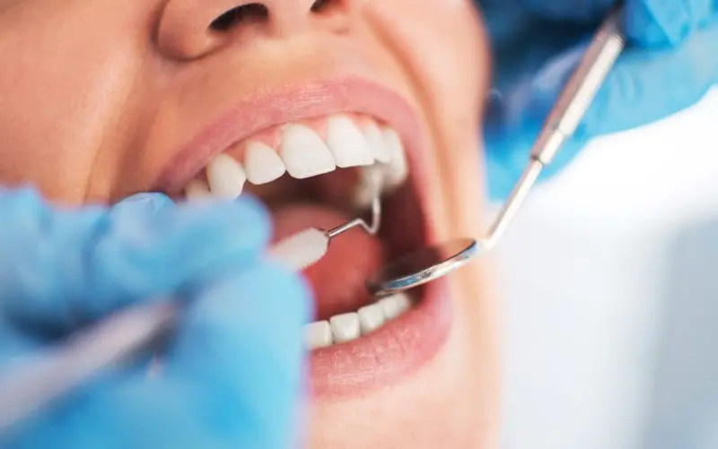 Mujer en un dentista