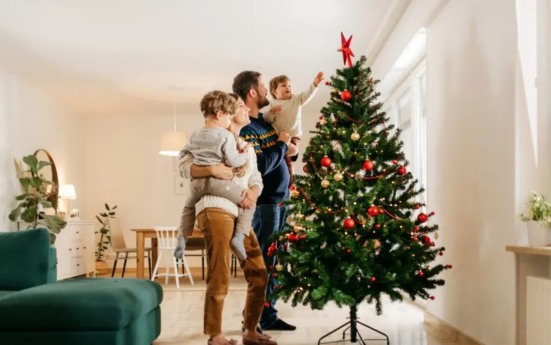 Familia con un árbol de Navidad