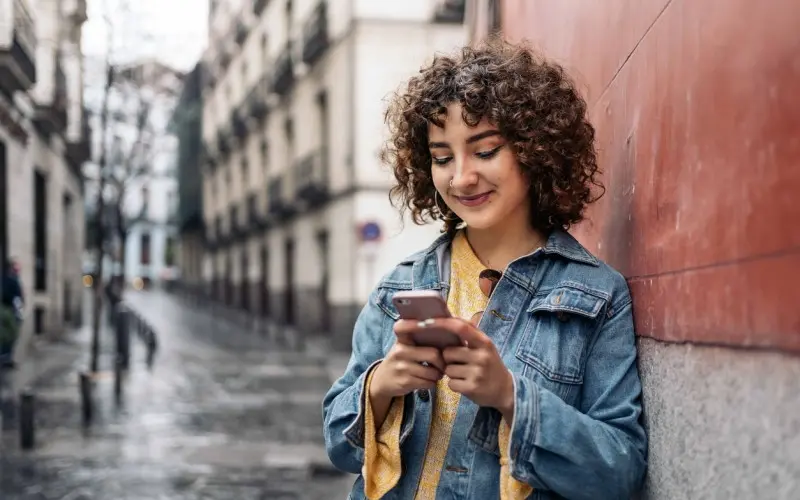 Mujer jóven con el móvil
