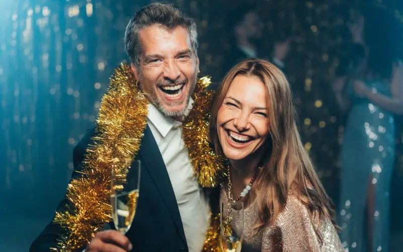 Una pareja sonriendo en fin de año