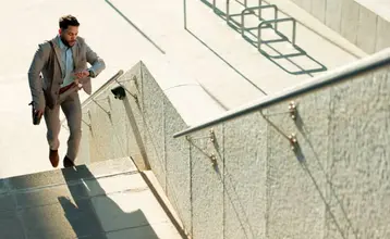 Un ritmo de vida frenético es una de las causas del estrés en la sociedad moderna.