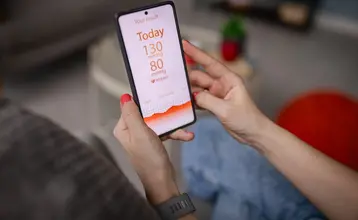 Mujer consultando un móvil