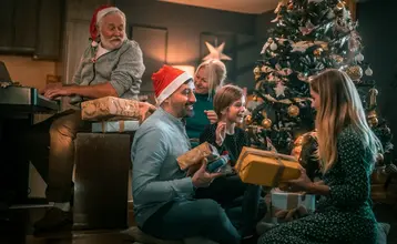 Familia con un árbol de Navidad