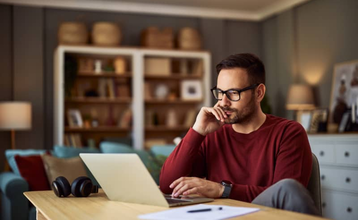 Trabajador autónomo consultando su portátil, en representación de la investigación de opciones de seguro de salud para autónomos.